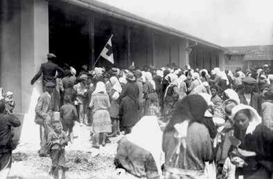 Refugees gathered for the distribution of food by the Red Cross. P. Poulidis / ERT archive.