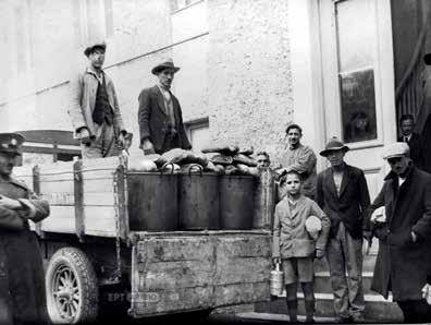 Meal distribution in Athens. Petros Poulidis / ERT archive.